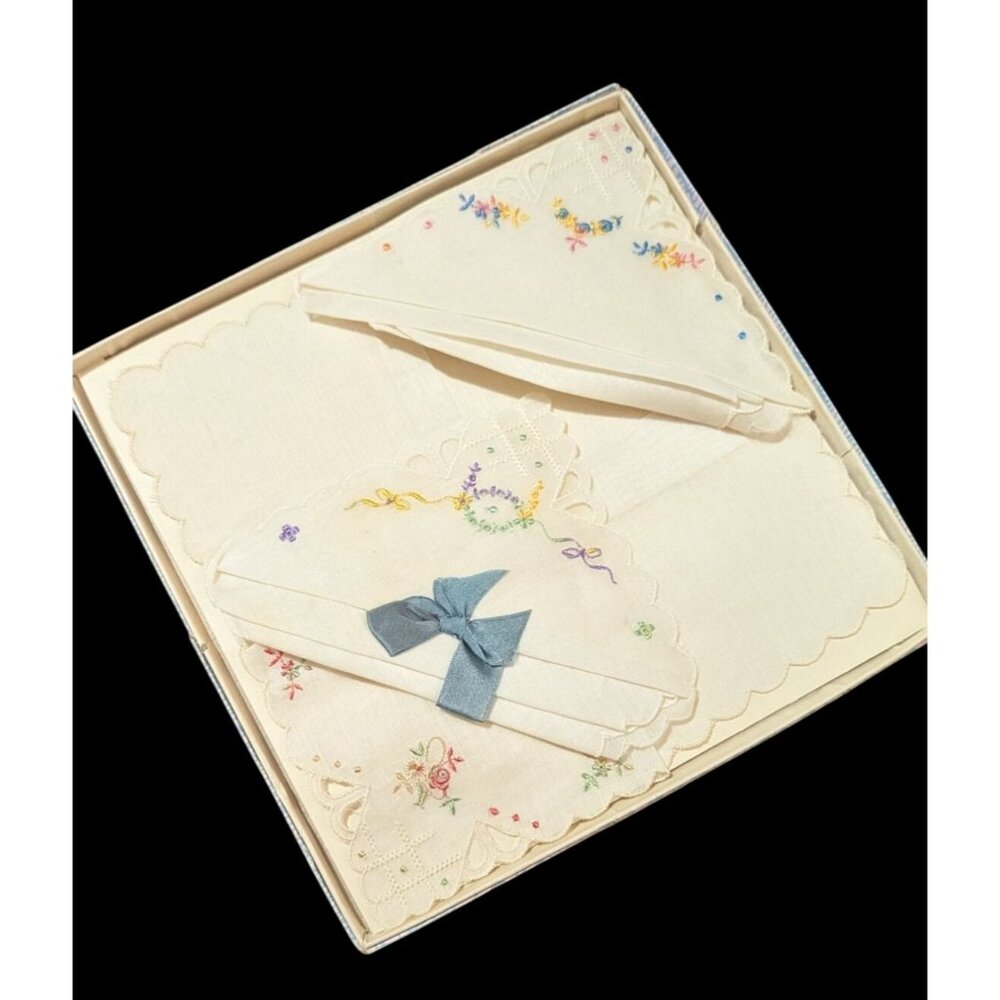 Vintage Embroidered‎ Handkerchief Set Scalloped Edge Floral Pastel 9 Inch Boxed